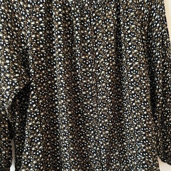 Maurices Ditsy Floral Cinched Bottom Blouse size L - Picture 3 of 9